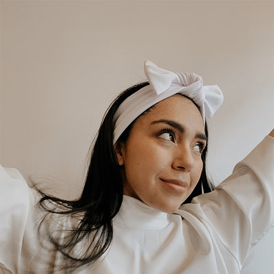 Modelo con turbante media cabeza con moño color blanco