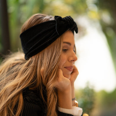 Modelo con turbante media cabeza negro