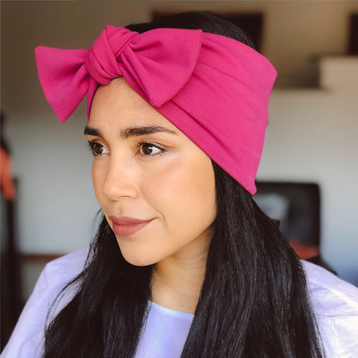 Modelo usando balaca de tela elástica magenta