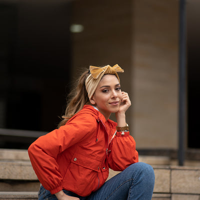 Modelo con accesorio para el pelo