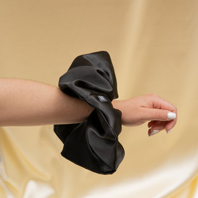 oversized scrunchie negra en satin