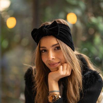 Maria Alejandra Camargo usando balaca de terciopelo negro