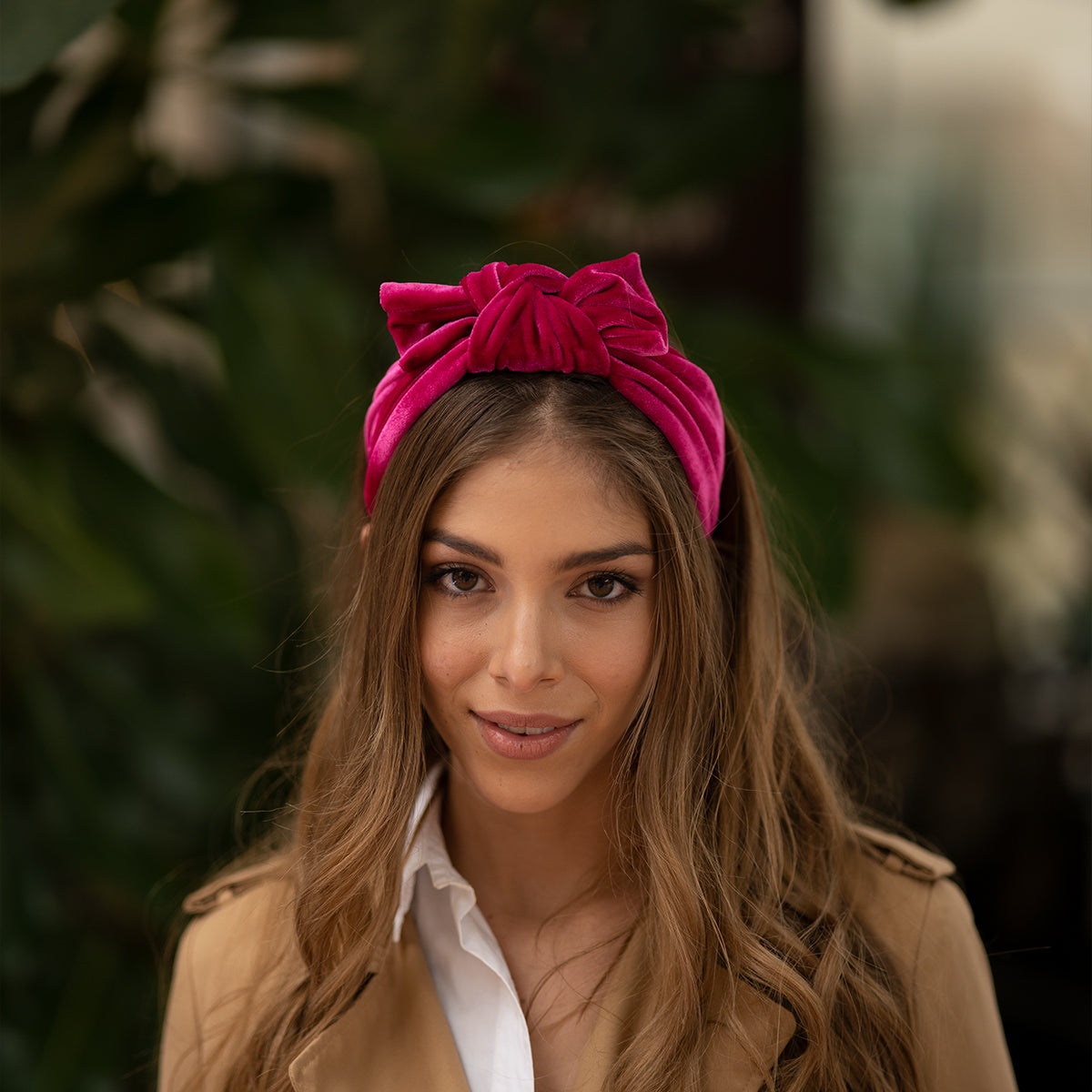 Mujer usando accesorio para el cabello fucsia