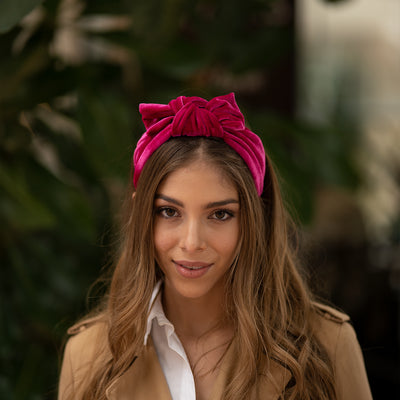 Mujer usando accesorio para el cabello fucsia