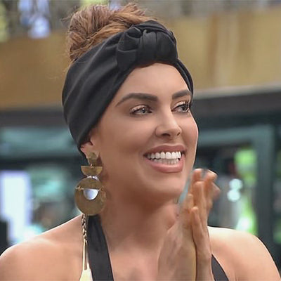 Sara Corrales usando banda negra con moño
