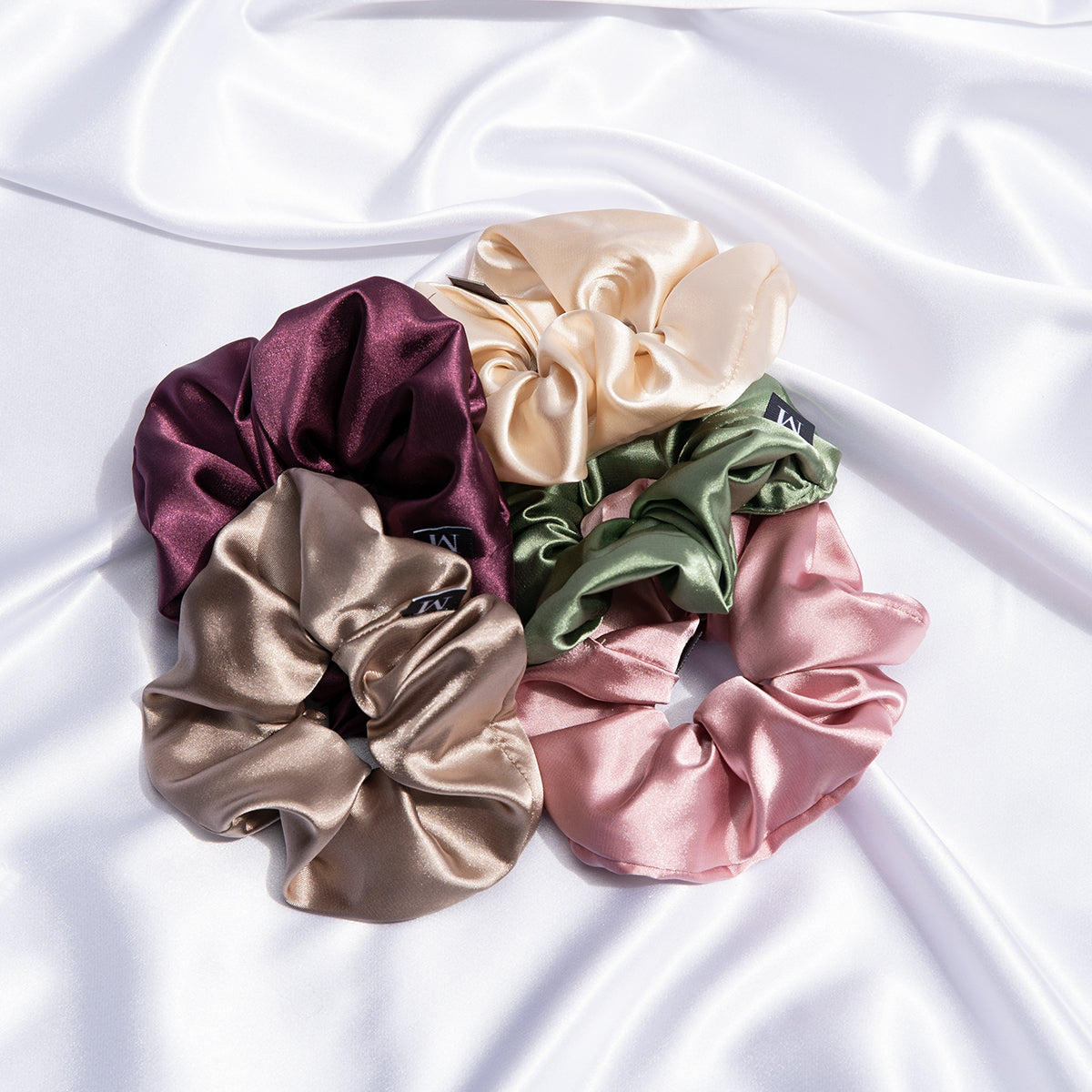 Set o Juego de Scrunchies bambas color nude en satín