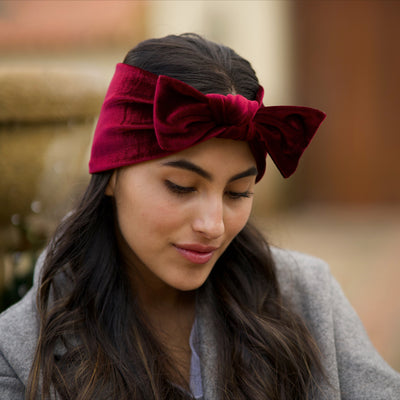 Modelo con balaca de terciopelo vinotinto para el cabello