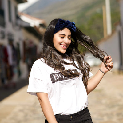 Niña con balaca de tela azul oscuro para el cabello
