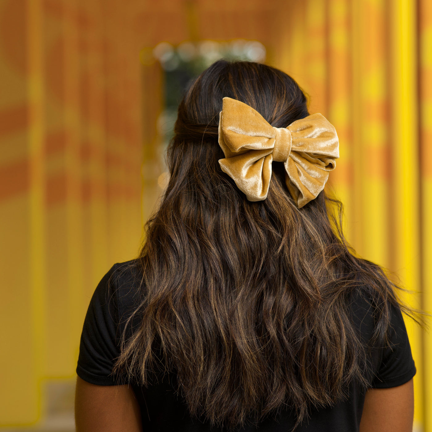Modelo con Moño en terciopelo amarillo
