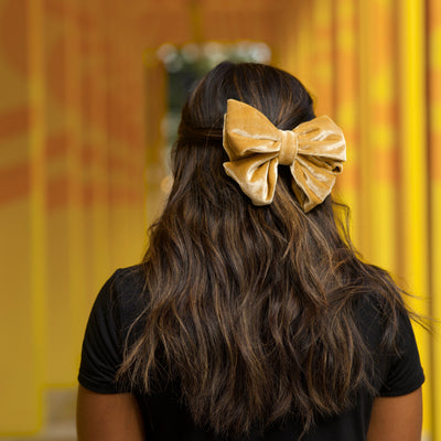 Modelo con Moño en terciopelo amarillo