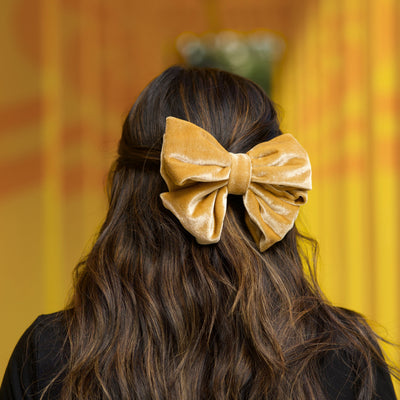 Mujer con moño de terciopelo color caramelo