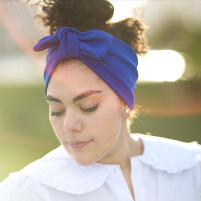 Mujer usando banda con moño azul