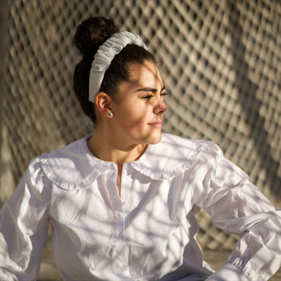 Mujer con balaca gris
