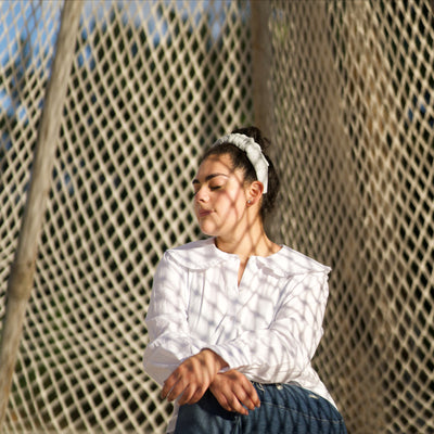 Niña con vincha o balaca gris brillante