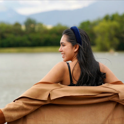 mujer con diadema azul oscura en terciopelo