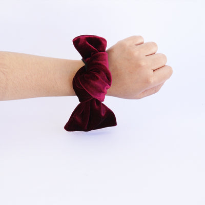Moño para cabello pequeño en terciopelo vinotinto